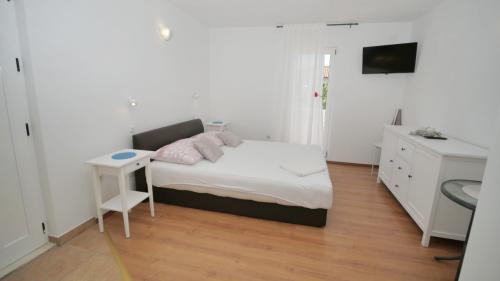 apartment_jadranka_rogoznica_studio_a3_double_bed_2